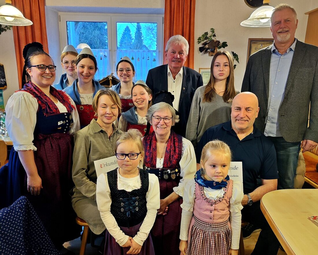 Weiden. Der Trachtenverein Altbairische Weiden feierte einen stimmungsvollen Adventsnachmittag im Postkeller. Kinder und Jugendliche tanzten schwungvoll, Ehrungen wie für zehn Jahre Vereinstreue setzten warme Akzente.