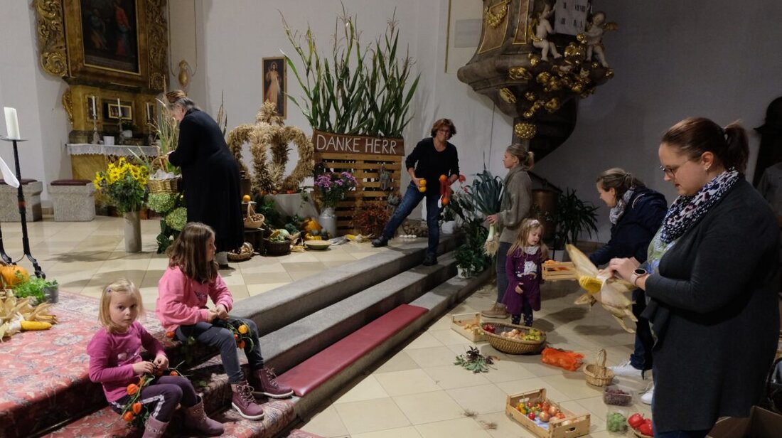 Floß. In der Pfarrkirche St. Johannes der Täufer in fand dieses Jahr erneut das traditionsreiche Erntedankfest statt. Die Feierlichkeiten, die jedes Jahr von der katholischen Pfarrgemeinde sorgfältig vorbereitet werden, zogen auch dieses Mal wieder viele Gläubige an.