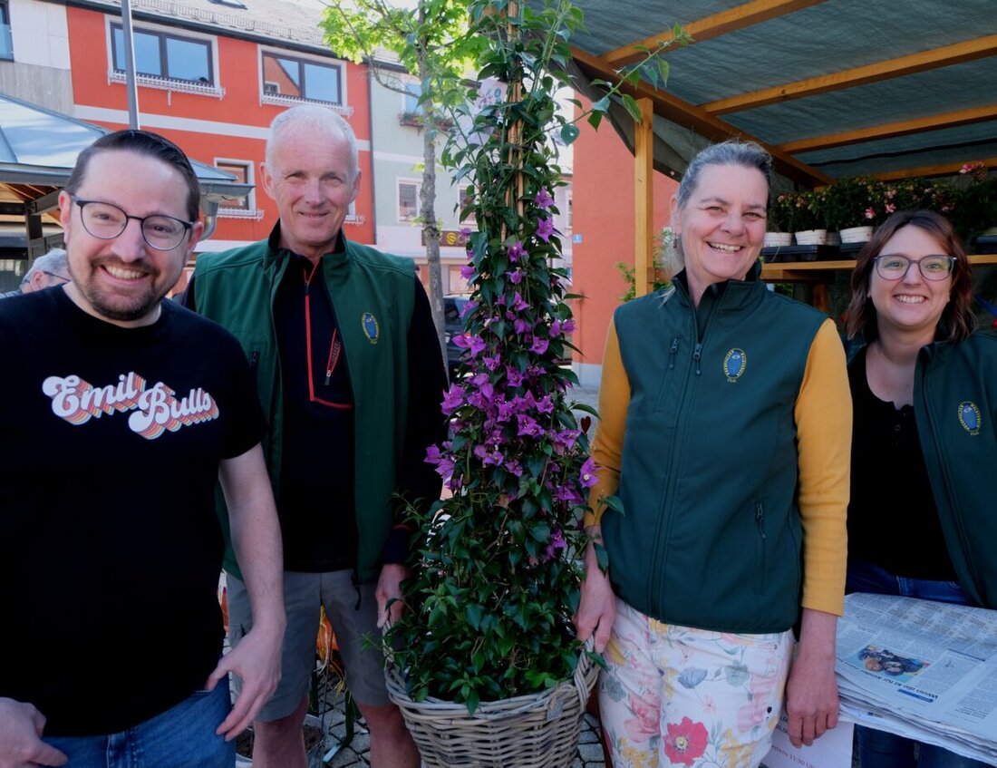 Floß. Die traditionelle Blumentombola des Oberpfälzer Waldvereins begeisterte am Muttertag mit bunter Auswahl und großem Zuspruch. Über 450 Preise, Musik des evangelischen Posaunenchors und ein glücklicher Hauptgewinner prägten den Tag.