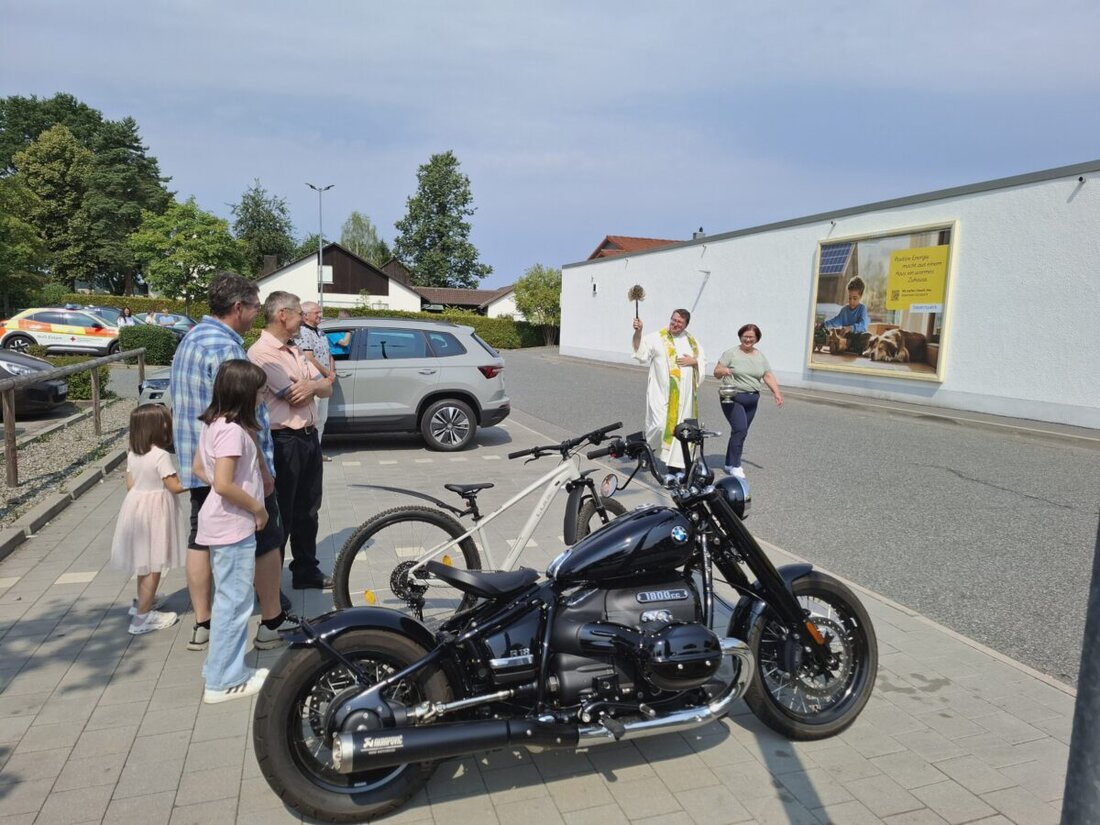Eslarn. Zum Ferienstart segnete Pfarrer Udo Klösel auf dem Netto-Parkplatz viele Autos, Motorräder und Fahrräder und gab den Reisesegen. Begehrt waren Christophorus-Plaketten, ein Hingucker war die BMW R 18 mit 1.800 Kubikzentimetern.