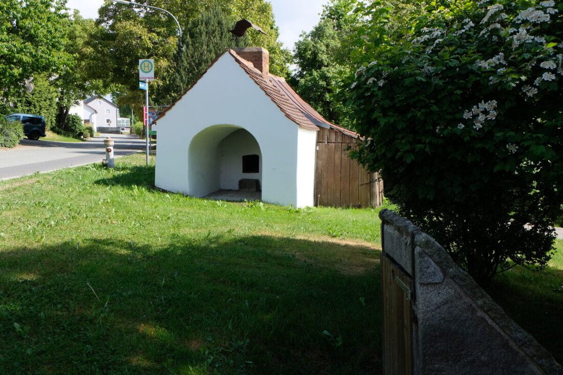 Floß. In Schönbrunn hat der Oberpfälzer Waldverein gemeinsam mit dem Markt den historischen Dorfbackofen saniert und wieder angeheizt. Dank des Einsatzes von Norbert Meierhöfer kehrt die Sitzweil zurück.