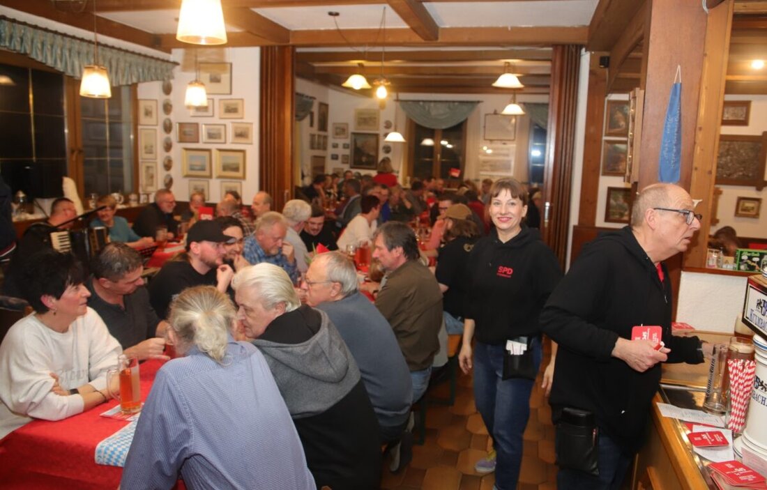 Etzenricht. Der Etzenrichter Abend des SPD-Ortsvereins lockte rund 150 Gäste ins Gasthaus Herrmann. Musik von Mike Biller und eine Verlosung begeisterten; Hauptpreis war eine Landtagsfahrt nach München.