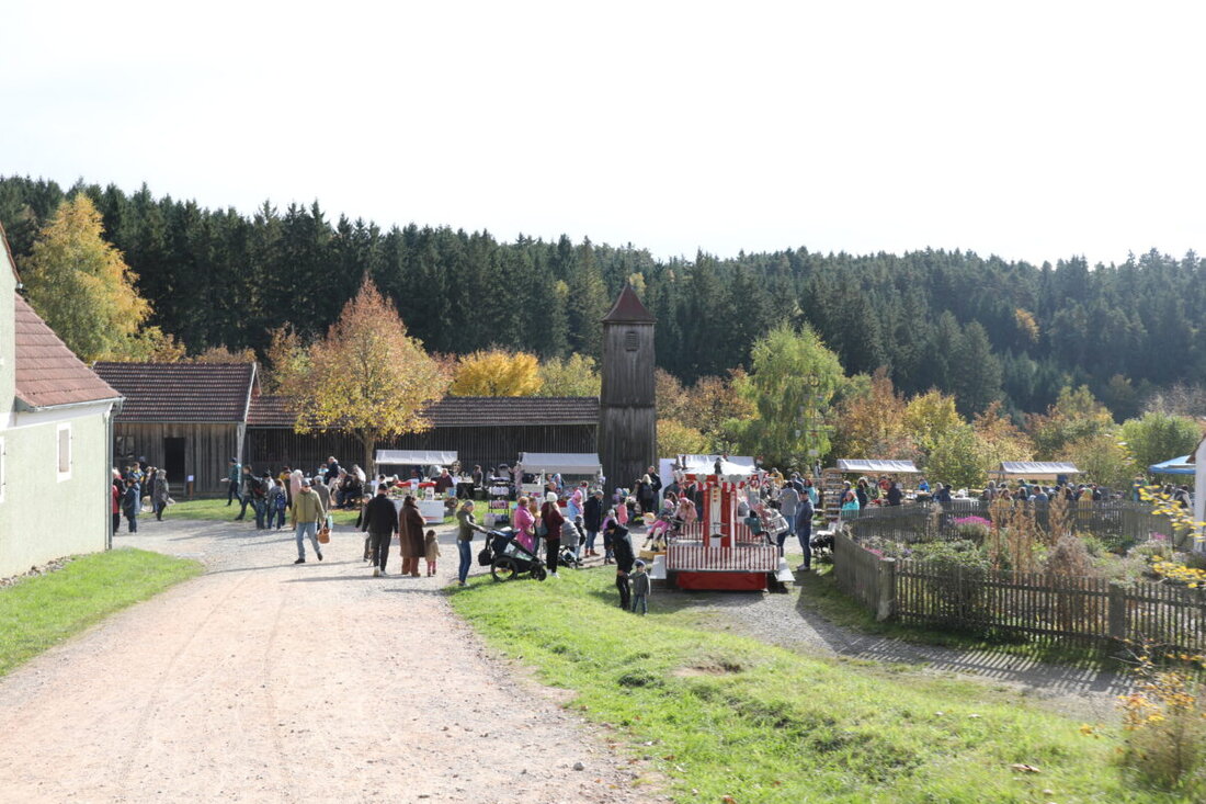 Neusath-Perschen. Das Freilandmuseum Oberpfalz stimmt mit Kirwakuchen, handgemachten Schätzen und Programm auf Herbst und Winter ein. Der Kirchweihmarkt öffnet am 18. Oktober um 11 Uhr in Neusath mit rund 40 Ständen und Aktionen für Kinder.