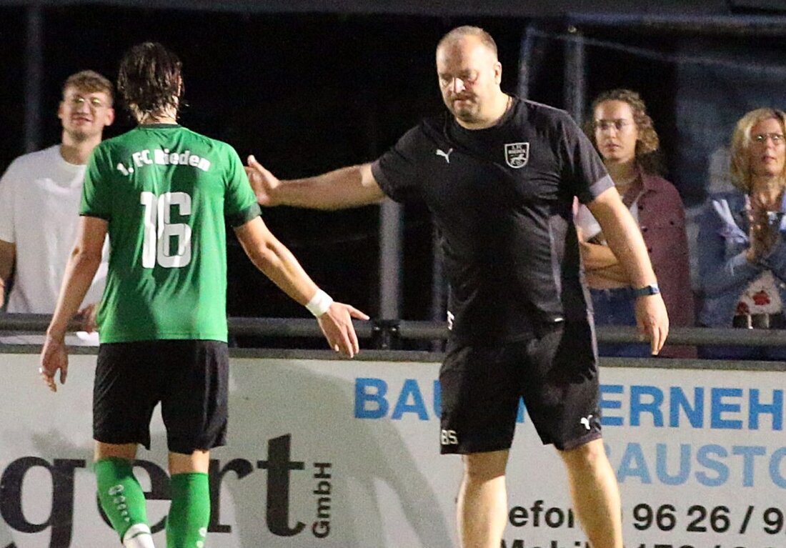 Rieden. Cheftrainer Bernd Scheibel tritt kurz vor Start der Restrückrunde beim 1. FC Rieden zurück, wegen eines Jobwechsels. Co-Trainer Julian Pospiech übernimmt am Sonntag, der Verein sucht rasch eine Lösung.