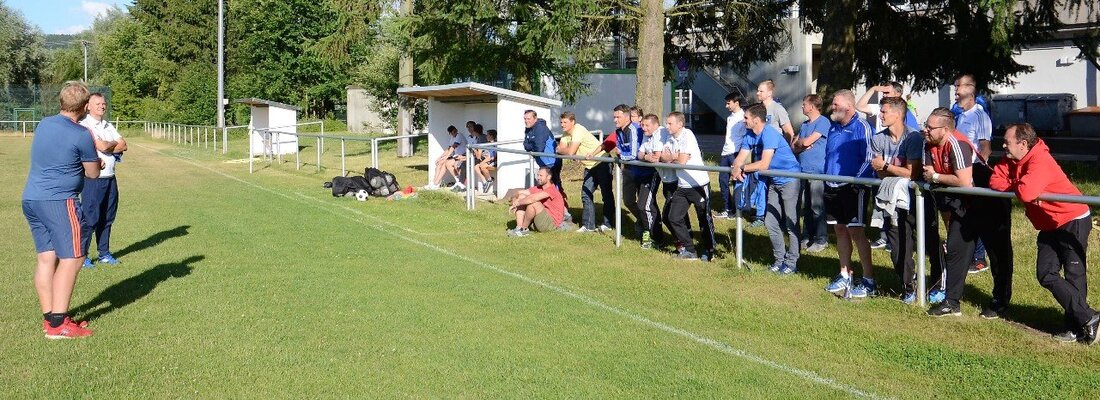 Weiden. Informativ und lehrreich – auf diesen Nenner lässt sich die Fortbildung von 35 Fußball-Trainern aus der Region bringen, die vor kurzem beim Bayernligisten SpVgg SV Weiden stattgefunden hat. Auf [&hellip;]