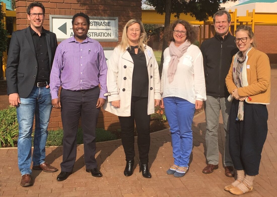 Weiherhammer/Südafrika. Was verbindet Südafrika mit Weiherhammer? … der Unterrichtsstoff in der Berufschule! Ein Pilotprojekt zur Förderung südafrikanischer Lehrer trägt erste Früchte.  Der ÜBZO-Pilotkurs für südafrikanische Berufsschullehrer läuft gut an. 20 [&hellip;]