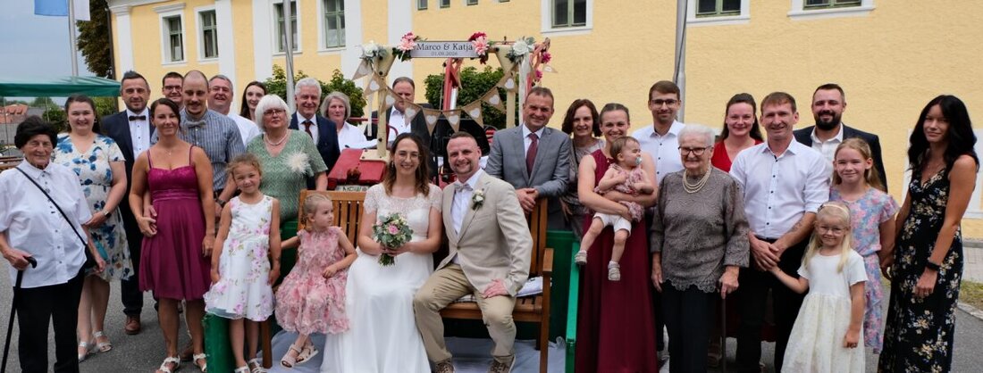 Floß. Statt Kutsche wählte das Brautpaar Marco Schönberger und Katja Lindner für die Fahrt ins Standesamt im Heimatmuseum des Alten Pflegschlosses einen Traktor mit Sitzbank. Bürgermeister Robert Lindner traute beim Fest.
