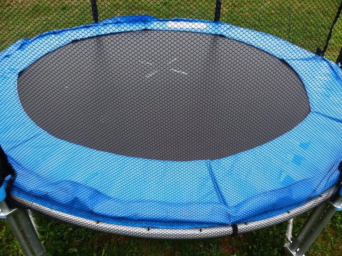 Neustadt/WN. Vandalismus im Garten: Ein unbekannter Täter hat mit einem Messer das Sprungtuch eines Trampolins zerschnitten.  Wann genau der Unbekannte das Trampolin in der Schlesierstraße beschädigt hat, ist nicht bekannt. [&hellip;]