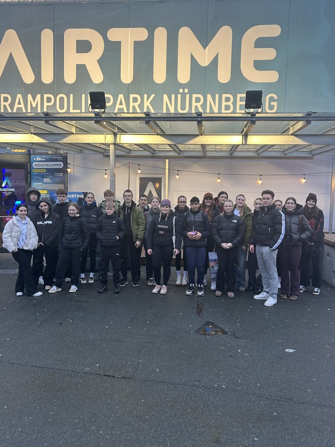 Etzenricht. Eine Jugendgruppe startete zum sportlichen Ausflug in die Airtime Trampolinhalle Nürnberg. 25 Jugendliche reisten mit dem Zug an, sprangen zwei Stunden lang auf den Anlagen und stärkten sich danach gemeinsam bei Pizza.