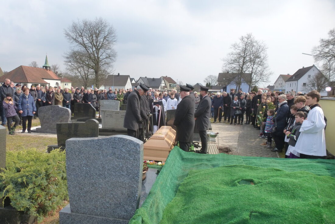 Weiherhammer. Rund 450 Trauergäste bekundeten am Samstag ihre dankbare Wertschätzung für Alfons Bogner. Nach einem erfüllten Leben für seine Familie, die Kirche, Musik und den Gesang ist er im gesegneten Alter von 92 Jahren verstorben.