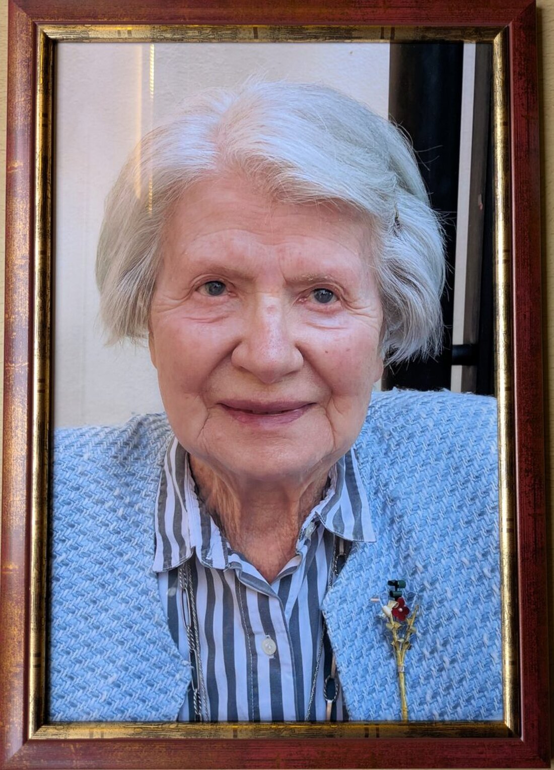 Floß. Die frühere Pfarrfrau Marianne Hirschmann ist gestorben. Die Trauerfeier war in Bayreuth, der Frauenbund Floß und Pfarrersehepaar Römischer nahmen Abschied.