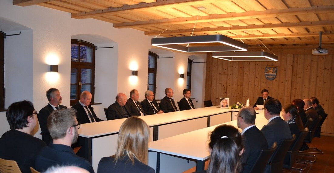 Eslarn. Mit einer Trauersitzung gedachten Bürgermeister Reiner Gäbl und der Marktgemeinderat dem verstorbenen Marktgemeinderatsmitglied Manfred Bäumler. Die Nachricht von seinem Tod hat die Eslarner tief betroffen. Vor einigen Monaten ereilte [&hellip;]