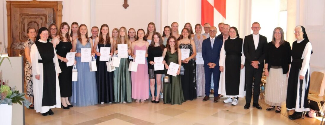 Waldsassen. 47 Schülerinnen der Mädchenrealschule der Zisterzienserinnen Waldsassen feierten ihren Schulabschluss mit Traumnoten, 17 erreichten dabei einen Notenschnitt mit 1 vor dem Komma. Die Schulgemeinschaft würdigte die Leistungen und das Engagement der Absolventinnen in verschiedenen Bereichen.