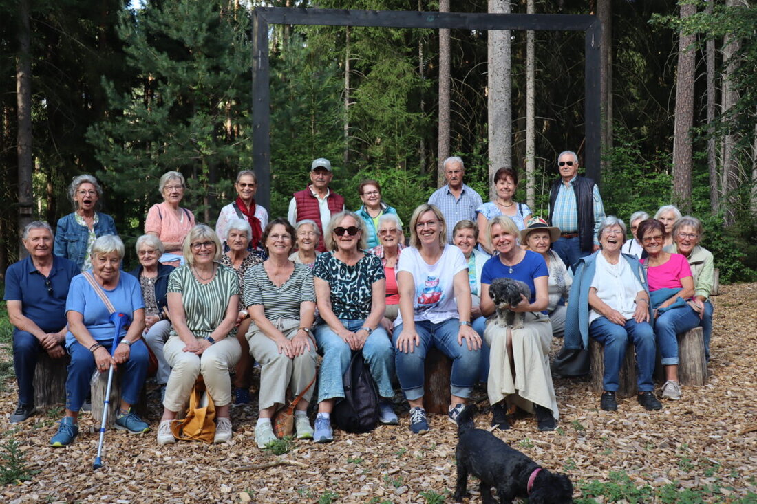 Burglengenfeld. 35 Seniorinnen und Senioren wanderten im Rahmen des Seniorenprogramms über den Traumpfad der Sinne zum Jägerhäusl und staunten über Kunstwerke wie den Waldgeist Waldemar.