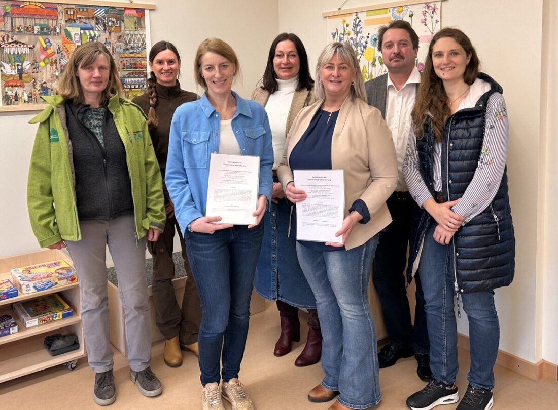 Trausnitz. Grundschule und KiTa in Trausnitz wurden erneut als Naturpark-Bildungseinrichtungen zertifiziert, dank ihres Engagements für ökologische Bildung und Naturerfahrungen.