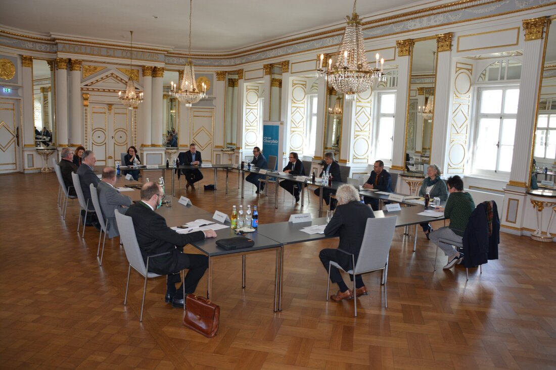 Regensburg. Regierungspräsident Axel Bartelt lud die Oberpfälzer Landräte und die Landrätin sowie Oberbürgermeister und die Bürgermeisterin der kreisfreien Städte zu einem Spitzengespräch in die Regierung ein. Im Mittelpunkt stand der [&hellip;]