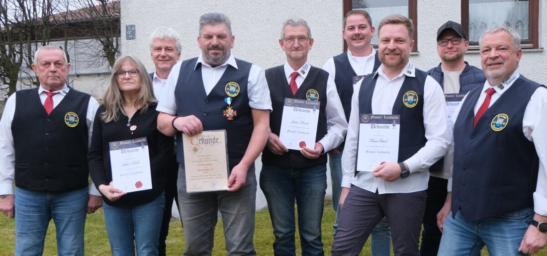 Floß. Bei der Musterung der Flosser Landwehr im Feuerwehrhaus Bergnetsreuth wurden Mitglieder geehrt und Beförderungen ausgesprochen. Willy Hirsch führt nun als erster Kommandant. Schützenkönig ist Roland Gmeiner.