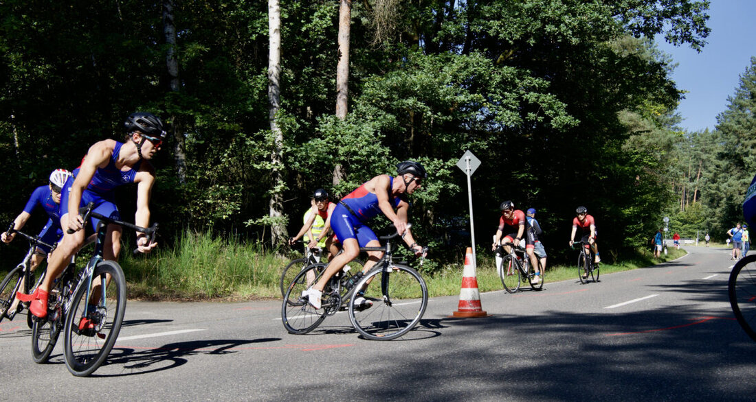 Weiden. Über 600 Triathleten starten am Samstag im Schätzlerbad, mit Distanzen von 200m Schwimmen bis 10km Radfahren. Nachmeldungen sind bis eine Stunde vor Start um 11.30 Uhr möglich.
