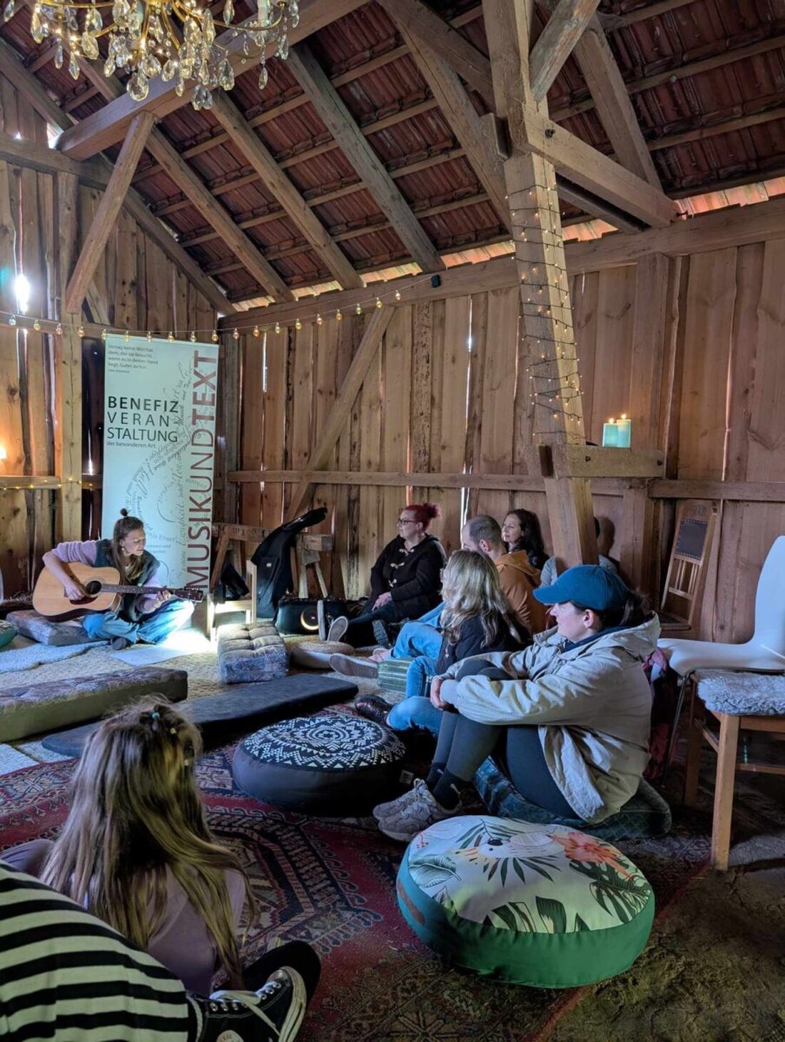 Tröglersricht. Erstmals fand hier eine MUT-Benefizveranstaltung in einer Scheune statt, mit Musik und Texten, die zum Nachdenken anregen und Hoffnung machen.