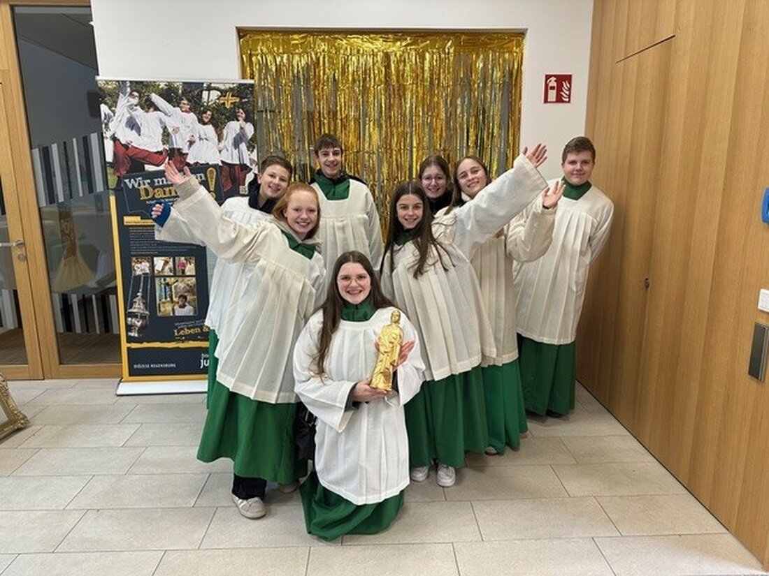Eslarn. Die Eslarner Ministranten erhielten für ihr Engagement die seltene Auszeichnung "Goldener Tarzisius" vom Bistum Regensburg und feierten diesen Erfolg im Pfarrheim. Die Aktionen der Ministranten, darunter ein glitzernder Sternenhimmel in der Kirche, überzeugten die Jury und brachten Eslarn weltweite Anerkennung.