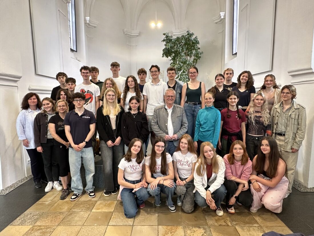 Schwandorf. 16 Schüler aus Pilsen sind zu einem Schüleraustausch mit dem Carl-Friedrich-Gauß-Gymnasium in Schwandorf. Sie wurden von Oberbürgermeister Andreas Feller empfangen und erkunden die Stadt.