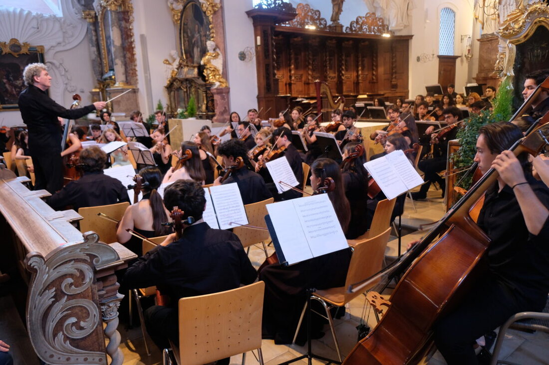 Speinshart. Mit einem mitreißenden Konzert in der vollen Klosterkirche zeigte das Turkish National Youth Philharmonic Orchestra unter Cem Mansur, wie Musik Brücken zwischen Orient und Okzident schlägt und Ovationen erntete.
