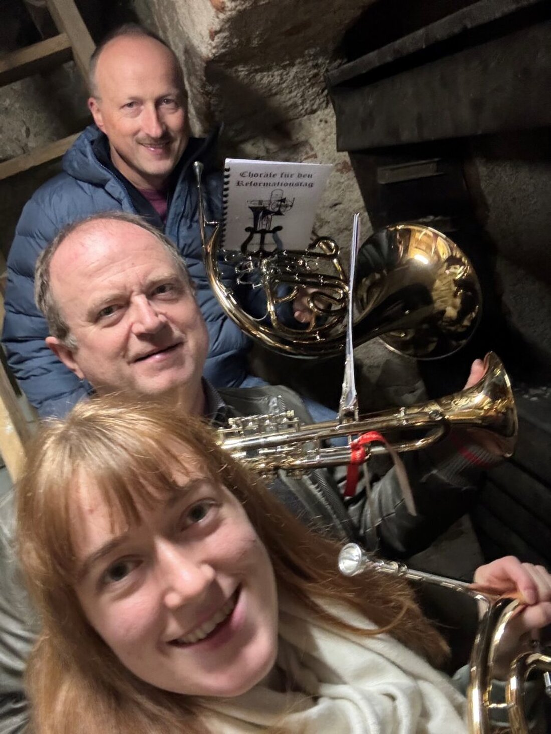 Floß. Das traditionelle Turmblasen fand am Reformationstag, dem 31. Oktober 2024, im Kirchturm St. Johannes Baptista statt, eine Praxis mit Wurzeln im frühen 18. Jahrhundert. Tanja und Richard Riedel sowie Wolfgang Lang führten diese jahrhundertealte Tradition fort.