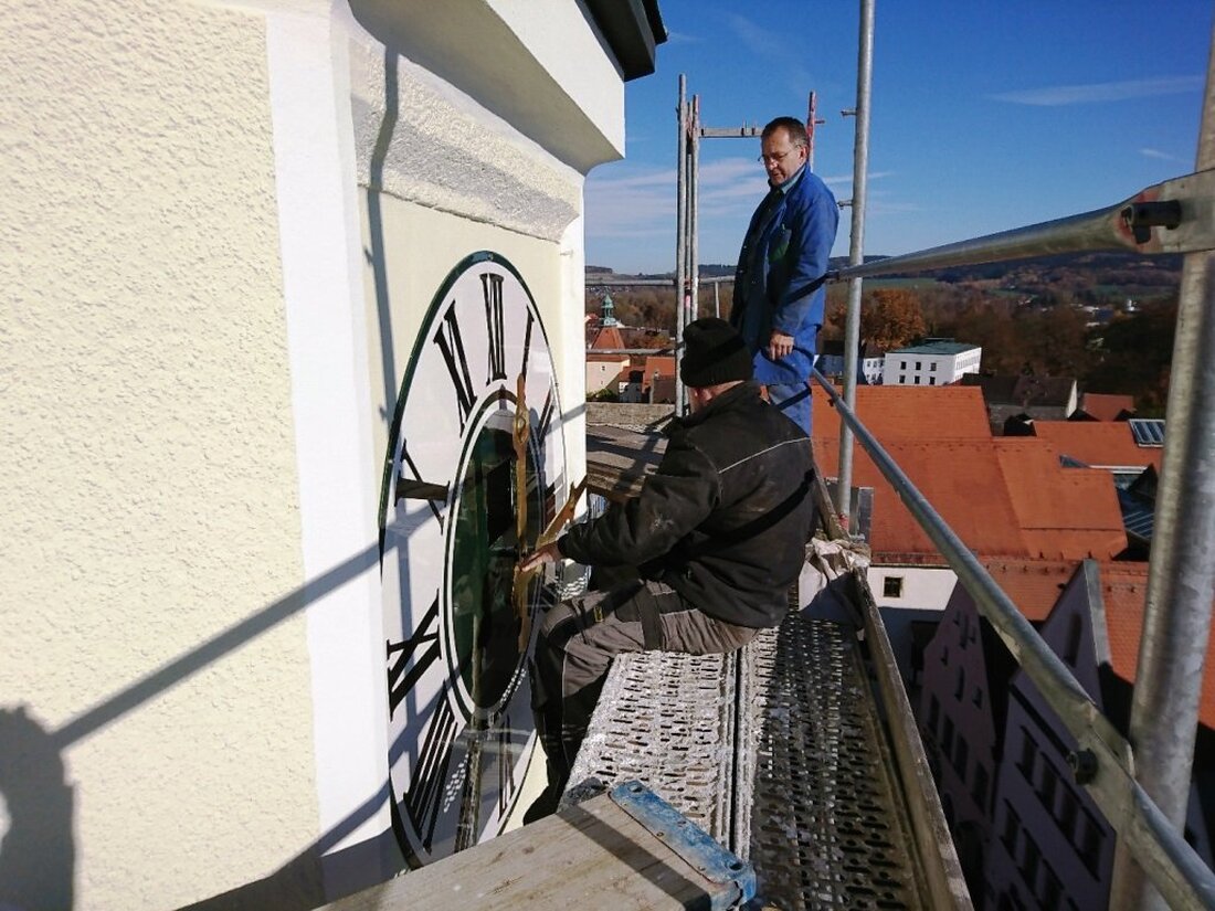 Weiden. Im Zuge der Sanierung des Dachstuhls und der Fassaden des Alten Rathauses stellte die Hochbauabteilung der Stadt Weiden fest, dass die Turmuhr dringend erneuert werden musste. Nun erstrahlt die Uhr [&hellip;]