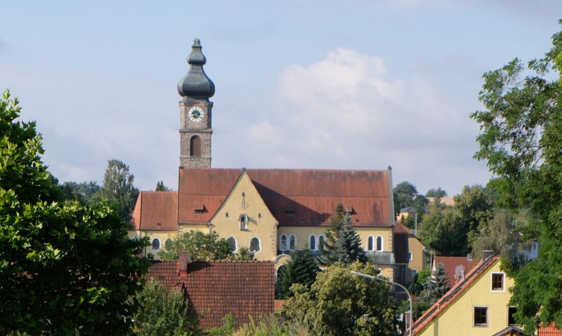 Floß. Ein Blitzschaden legte die Turmuhr von St. Johannes der Täufer still, Taubenkot erschwerte die Reparatur. Nach der Reinigung durch eine Spezialfirma für über 11.000 Euro zeigt die Uhr nun pünktlich zum Pfingstfest wieder die korrekte Zeit.