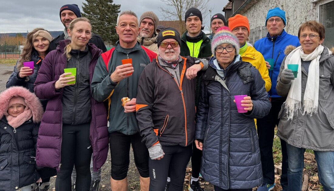 Weiden. Beim Jahresabschlusslauf des Turnerbunds Weiden lief eine motivierte Gruppe 10 Kilometer entlang des Flutkanals und tauschte anschließend bei einem Umtrunk Erfahrungen und Pläne aus.