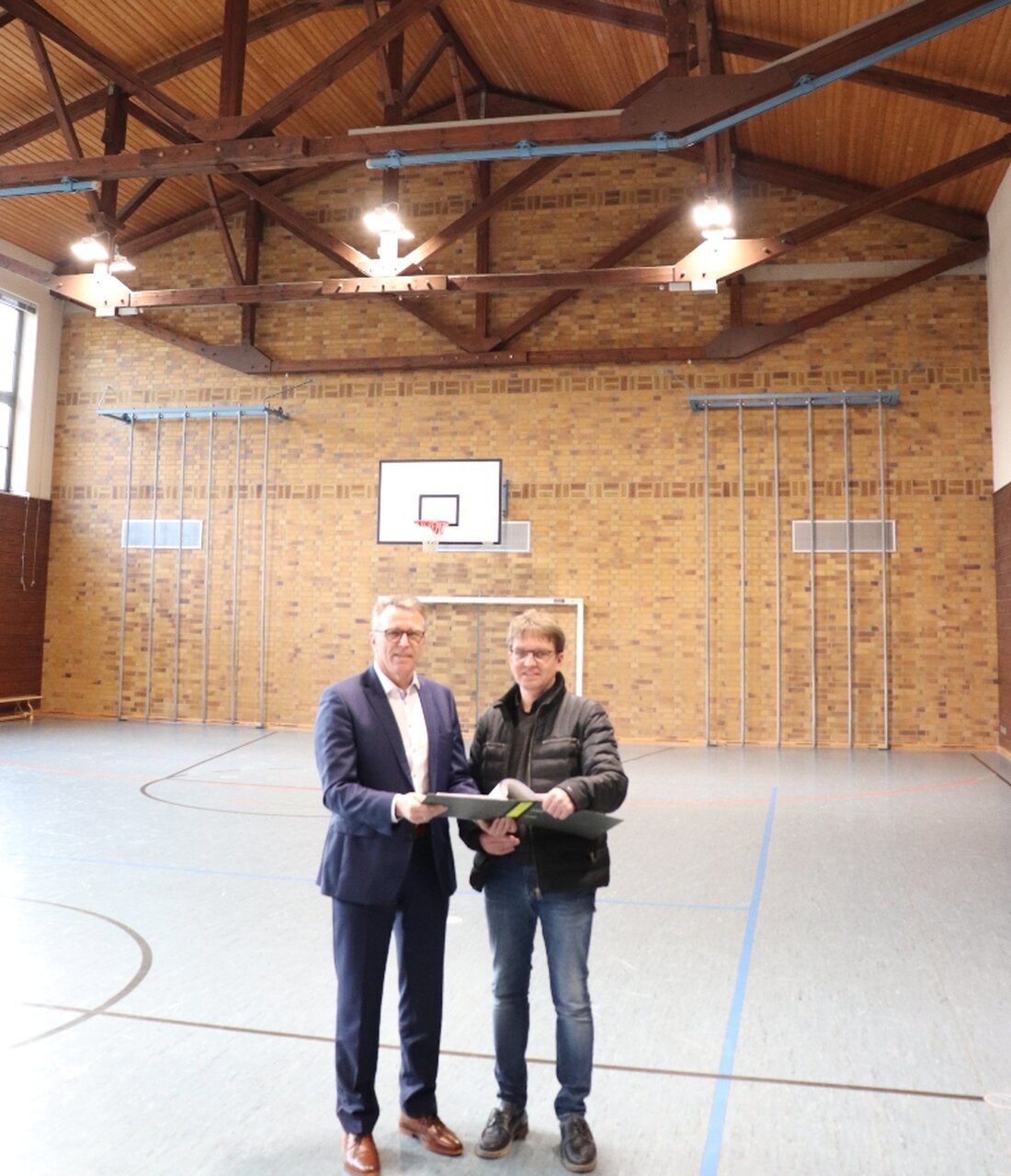 Tirschenreuth. Neue LED-Beleuchtung für die Turnhalle Tirschenreuth! Die Turnhalle der Tirschenreuther Marien-Grundschule hat eine neue LED-Beleuchtung erhalten. Von der Leistungsfähigkeit der Anlage überzeugten sich bei einem Vor-Ort-Termin Bürgermeister Franz Stahl und [&hellip;]