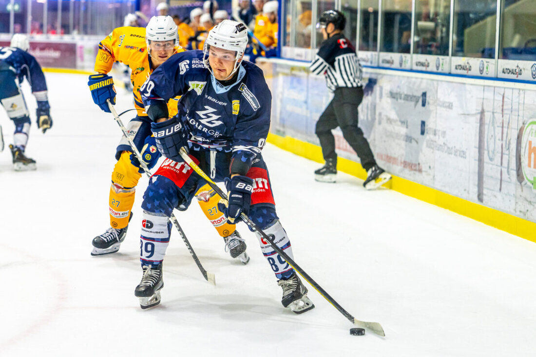 Weiden. Tyler Ward wurde zum "Spieler des Monats" Januar 2025 in der DEL2 ernannt, als Anerkennung für seine Leistung bei den Blue Devils Weiden. Er gewann die Wahl vor Konkurrenten wie Robbie Czarnik und Danny aus den Birken.