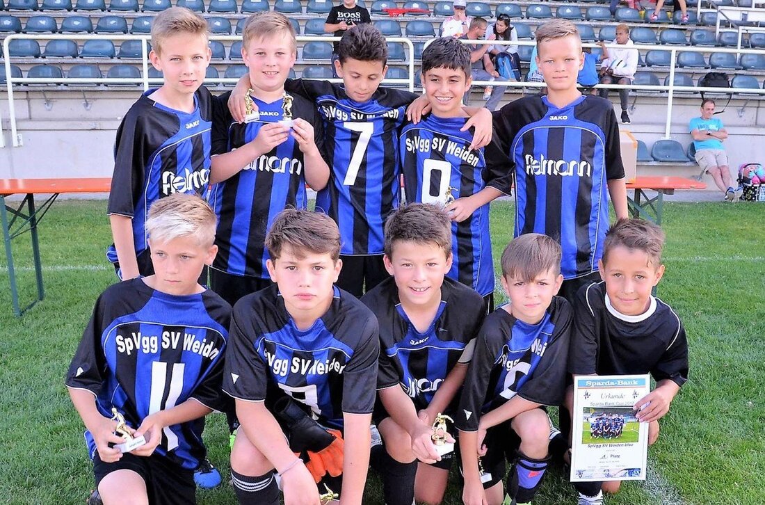 Weiden. Toller Erfolg am Familientag: Die U11-Fußballer des Bayernligisten SpVgg SV Weiden am Sonntag die schwarz-blauen Farben beim eigenen Sparda-Bank-Cup hoch gehalten und sich den Turniersieg gesichert. Von Stephan Landgraf [&hellip;]