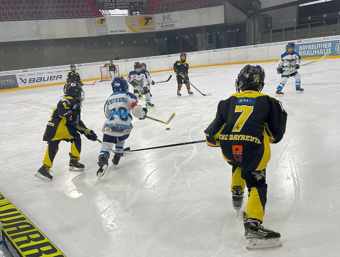 Weiden. Der Eishockeynachwuchs ist inzwischen voll im Spielmodus. Gute Leistungen am Wochenende, auch wenn die Knaben knapp verloren. Die U9 trumpfte mit einem erneuten Turniersieg auf.