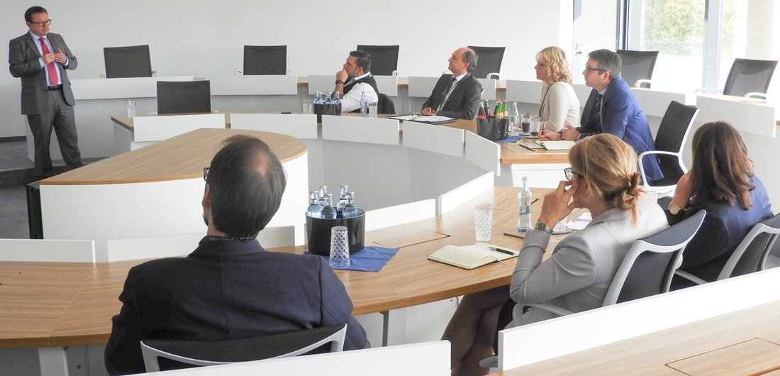 Weiherhammer. Das Überbetriebliche Bildungszentrum Ostbayern in Weiherhammer (ÜBZO) reagiert auf Herausforderungen der Digitalisierung. Wie es das macht, erklärte der Geschäftsführer der Regierung der Oberpfalz bei einem Besuch vor Ort.  Die [&hellip;]
