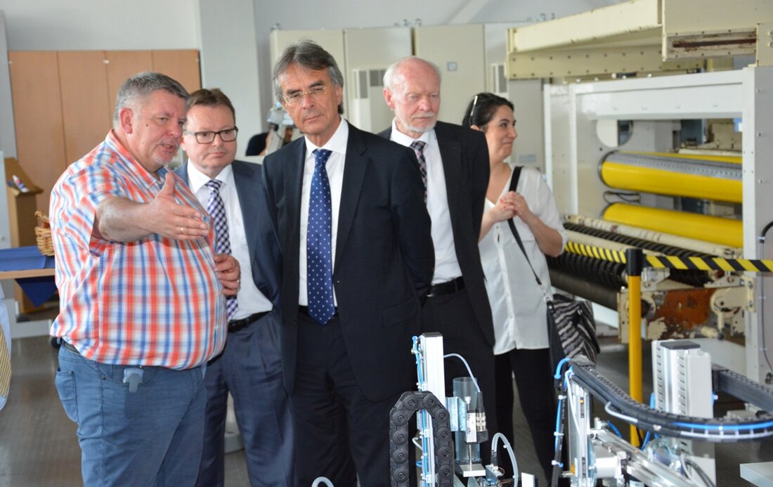 Weiherhammer. Regierungspräsident Axel Bartelt besuchte das Überbetriebliche Bildungszentrum in Ostbayern (ÜBZO) in Weiherhammer und tauschte sich mit Prof. Dr. Erich Bauer, dem Geschäftsführer des ÜBZO und Vorstandsvorsitzenden der Lars und [&hellip;]