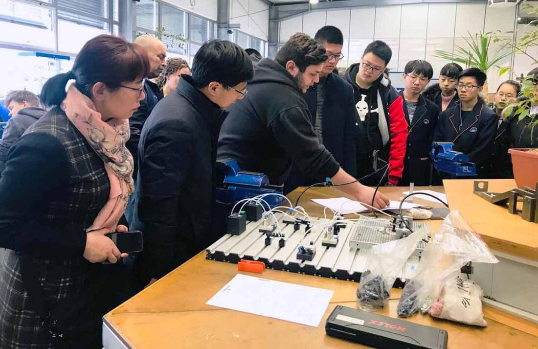 Weiherhammer. Drei Lehrkräfte sowie zwölf Schülerinnen und Schüler der No. 3 High School aus Jia Yu Guan, einer bezirksfreien Stadt im Westen der chinesischen Provinz Gansu, waren im Überbetrieblichen Bildungszentrum in [&hellip;]