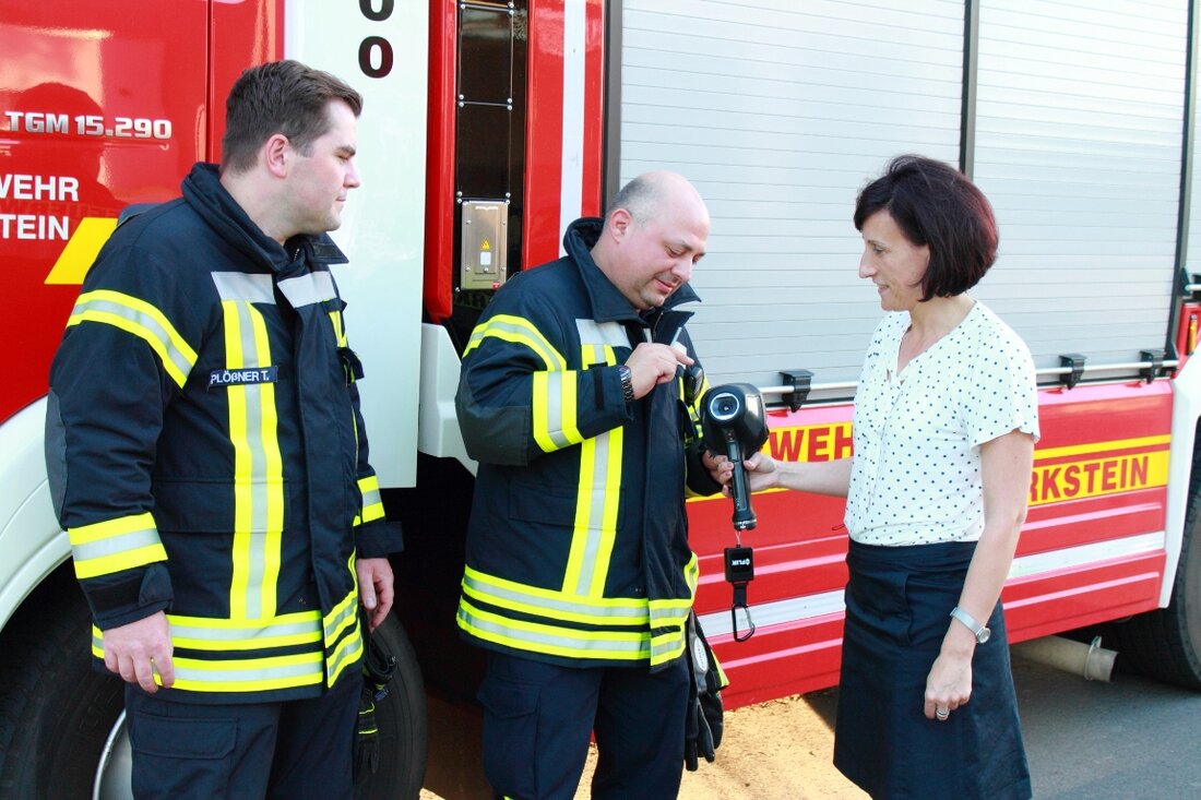 Parkstein. Die Freiwillige Feuerwehr Parkstein freut sich über eine neue Wärmebildkamera. Das Gerät ist vielseitig einsetzbar, wie Kommandant Tobias Plößner weiß. Die Kommandanten der Feuerwehr Parkstein, Tobias Plößner und Markus Werner dürfen [&hellip;]