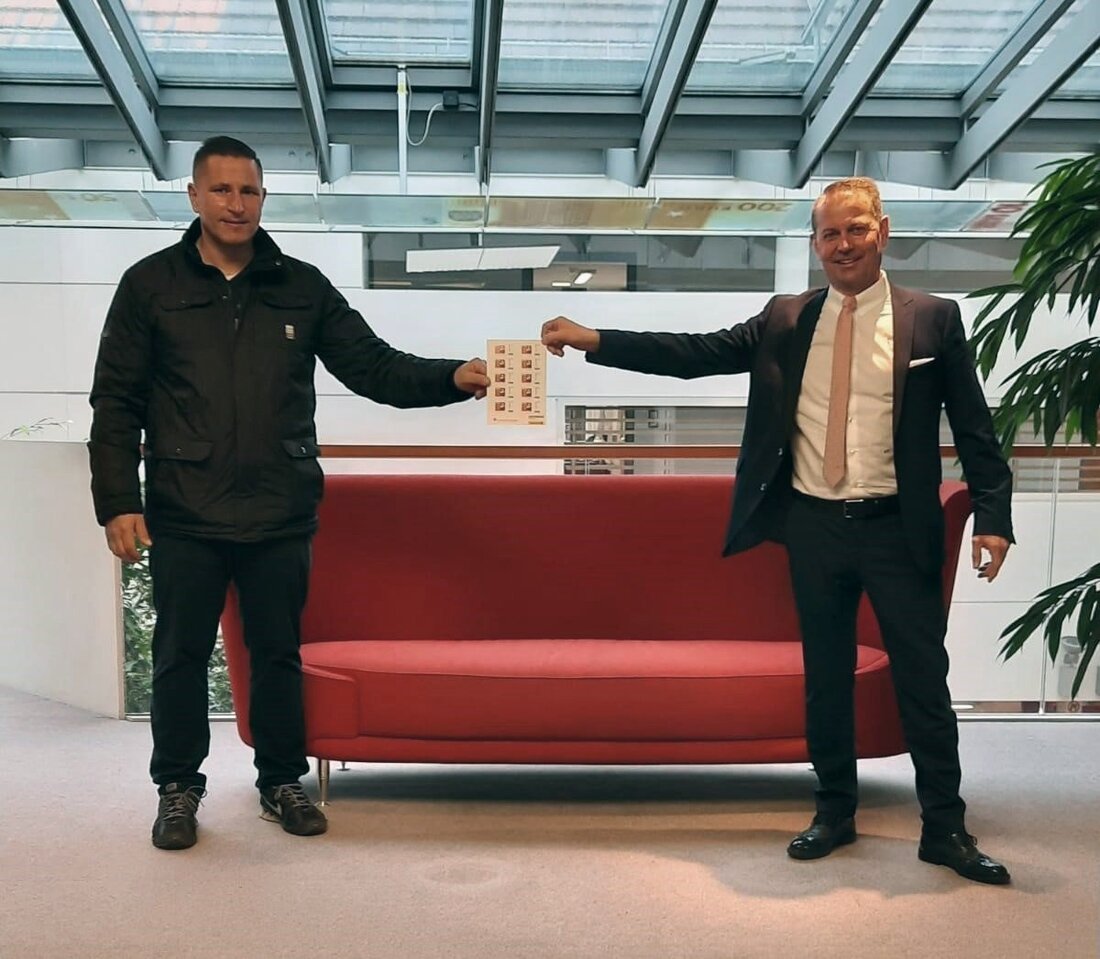 Eschenbach. Die Sparkasse in Eschenbach früher und heute – dieses Motiv ziert eine Briefmarke, die die Vereinigte Sparkassen Eschenbach i.d.OPf. Neustadt a.d.Waldnaab Vohenstrauß zum 175-jährigen Jubiläum des Standortes aufgelegt hat.