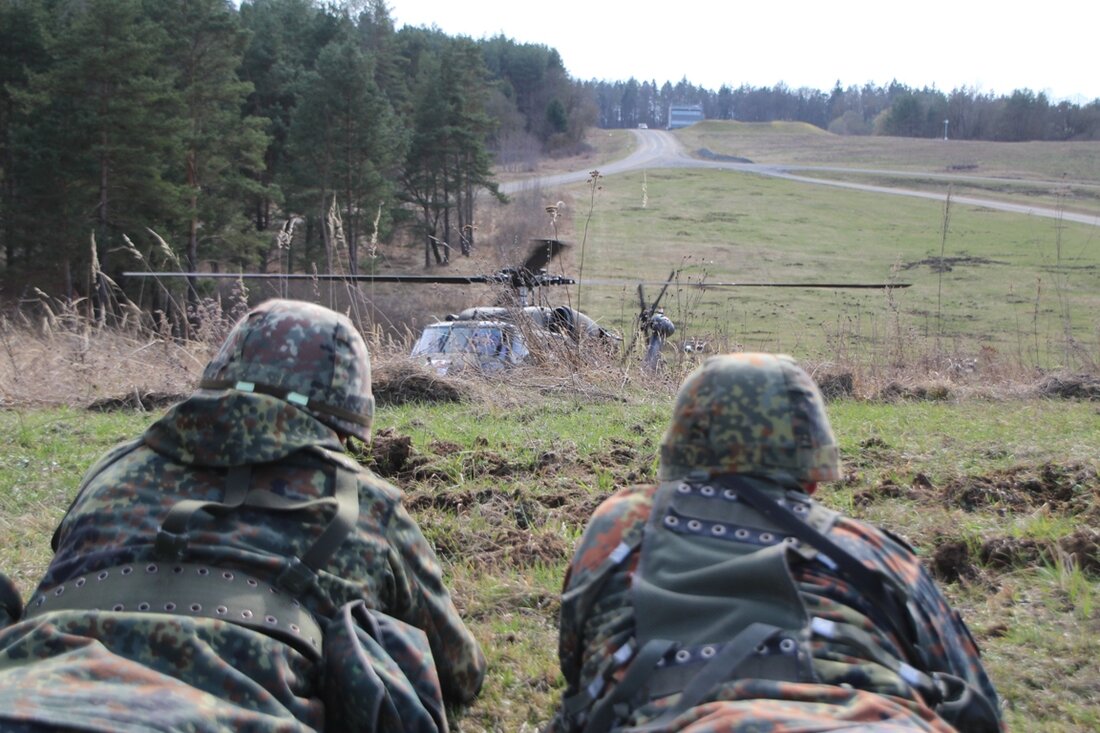 Weiden. In der Zeit vom 13.05.2019 bis zum 16.05.2019 wird im Regierungsbezirk Oberpfalz eine Offiziersweiterbildung mit militärhistorischer Weiterbildung durchgeführt. Beteiligt sind 80 Soldatinnen und Soldaten mit 15 Radfahrzeugen. Im Übungsgebiet [&hellip;]