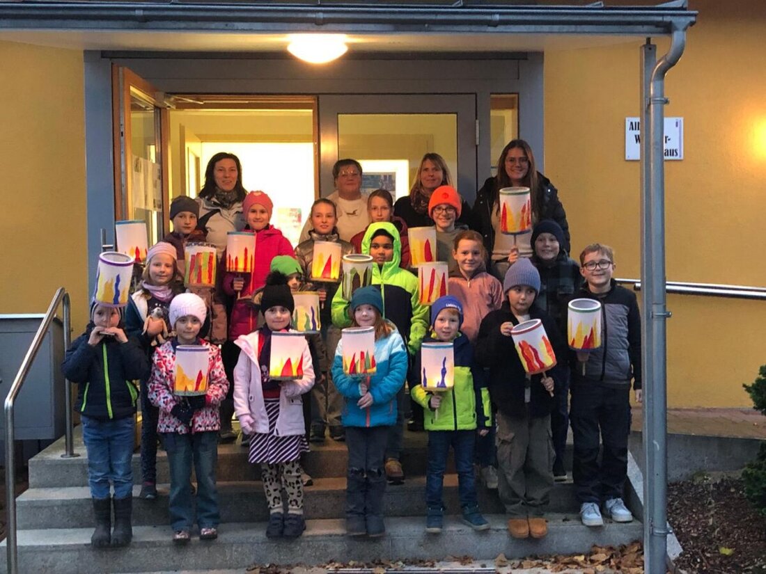 Etzenricht. Die UPW lud im Herbstferienprogramm Kinder zum Basteln von Fackellaternen ein. Aus Käseschachteln und Transparentpapier entstanden bunte Unikate. Sie leuchteten später stolz beim Martinszug.