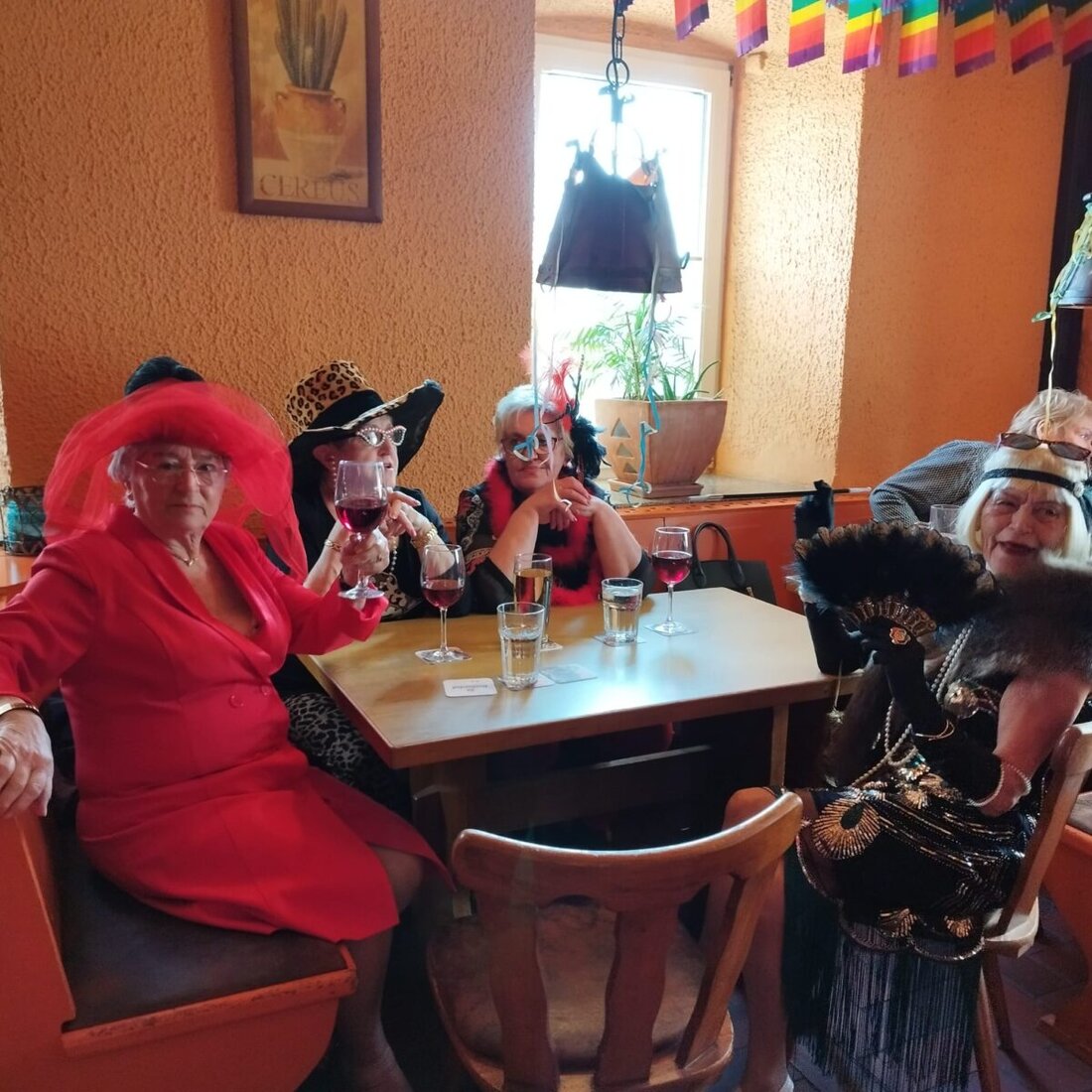 Flossenbürg. Die SPD-Frauen in Flossenbürg organisierten eine Ü50-Faschingsparty in Murphy´s Pilsstube, die mit Kaffee, Kuchen, und Musik begeisterte.