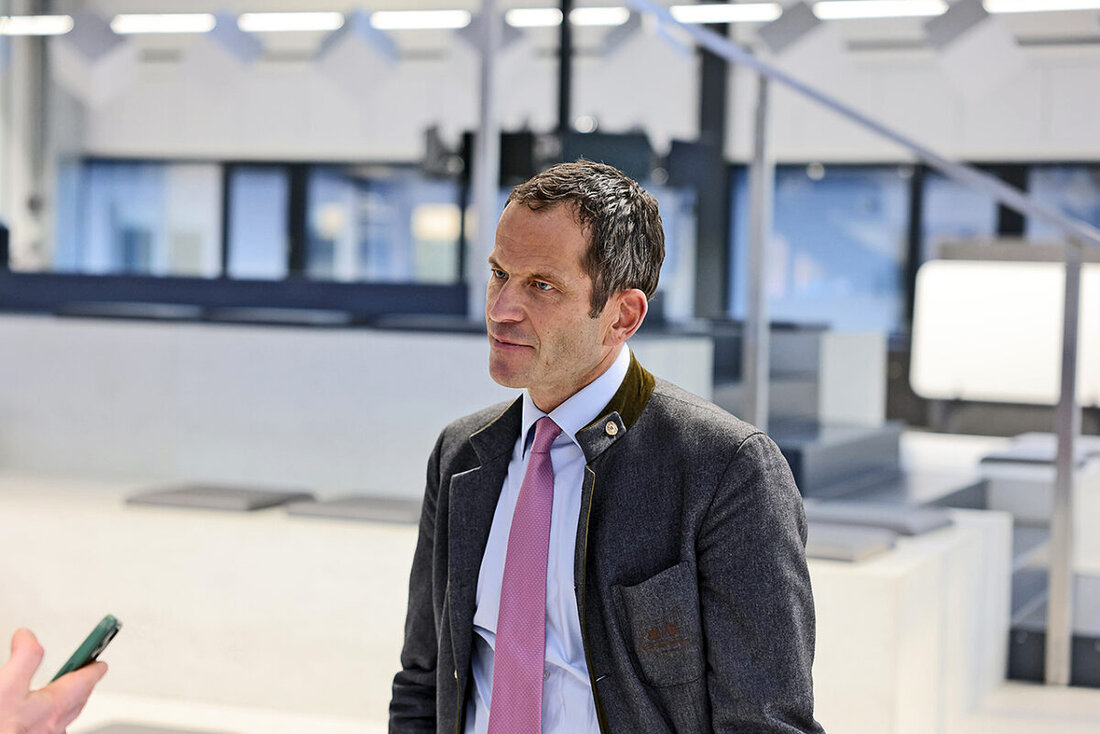 Weiden. Spannender geht nicht: Ob die Union ihre Wunschkoalition mit der SPD zimmern kann, hängt nach Auszählung von 298 der 299 Wahlkreise an 0,02 Prozent. Das BSW liegt demnach bei 4,98 Prozent. Kommt sie noch rein, braucht Friedrich Merz ein Dreier-Bündnis für die Kanzlermehrheit.