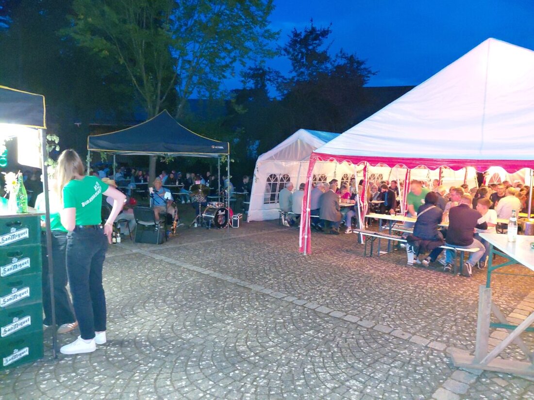 Burkhardsreuth. Bei mildem Spätsommerwetter füllte die Katholische Landjugend den Schulhof mit ihrem Weinfest. Über 250 Gäste genossen Zwiebelkuchen, Obatzter und Weine von Chardonnay bis Zweigelt.