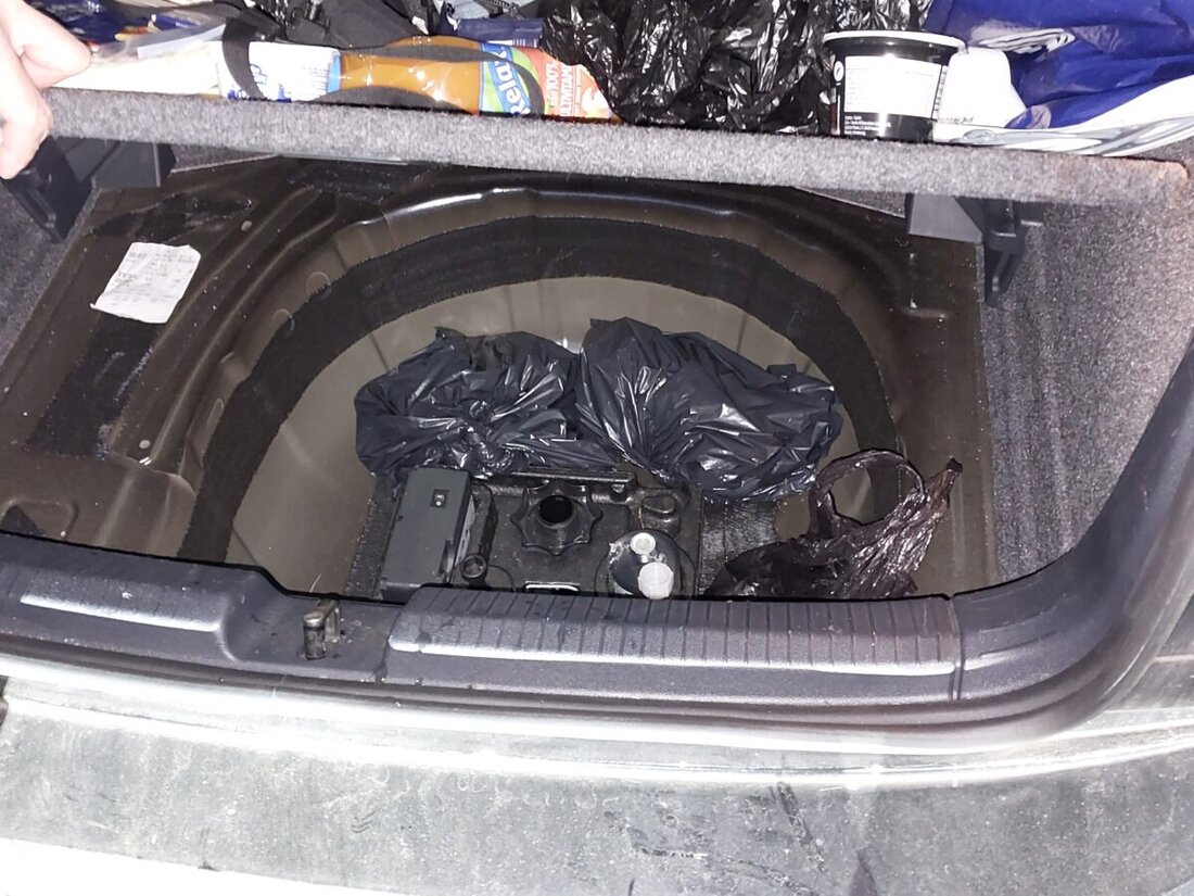 Waldsassen. Beamte der Bundespolizei beschlagnahmten am Wochenende über 530 Böller, die in verschiedenen Fahrzeugen versteckt waren. Drei junge Männer mussten 230 Feuerwerkskörper an der Grenze abgeben, während weitere Reisende mit über 300 Böllern erwischt und angezeigt wurden.