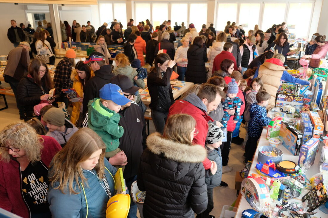 Speinshart. Der Bücher- und Spielzeug-Flohmarkt in Speinshart lockte hunderte Besucher an, die unter Tausenden von Artikeln Schnäppchen jagten. Die Veranstaltung bot eine riesige Auswahl an Medien und Spielzeug, der Erlös diente sozialen Zwecken.