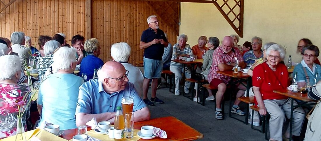 Schirmitz. Über 60 Seniorinnen und Senioren feierten trotz Hitze in der Jakobsklause einen geselligen Grillnachmittag. Alfred Wulfänger organisierte, Richard Beer grillte, Wolfgang Bäumler sorgte für heitere Mundart.