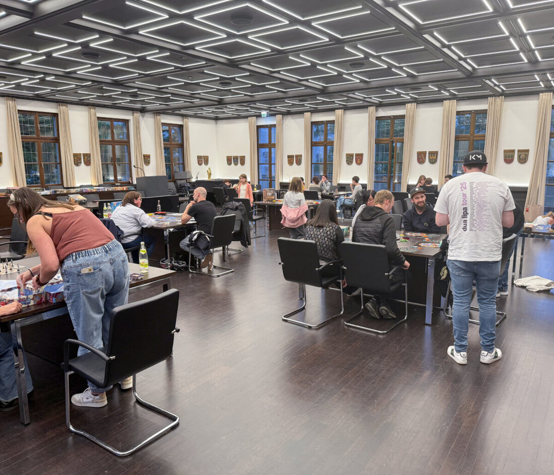 Tirschenreuth. Über 60 Teilnehmende erfreuten sich an der sechsten Boardgames-Night im Landratsamt, wo sie bis nach Mitternacht Brettspiele spielten. Die Veranstaltung zeigte, wie generationenübergreifende Interaktion und Spielfreude neue Kontakte fördern.