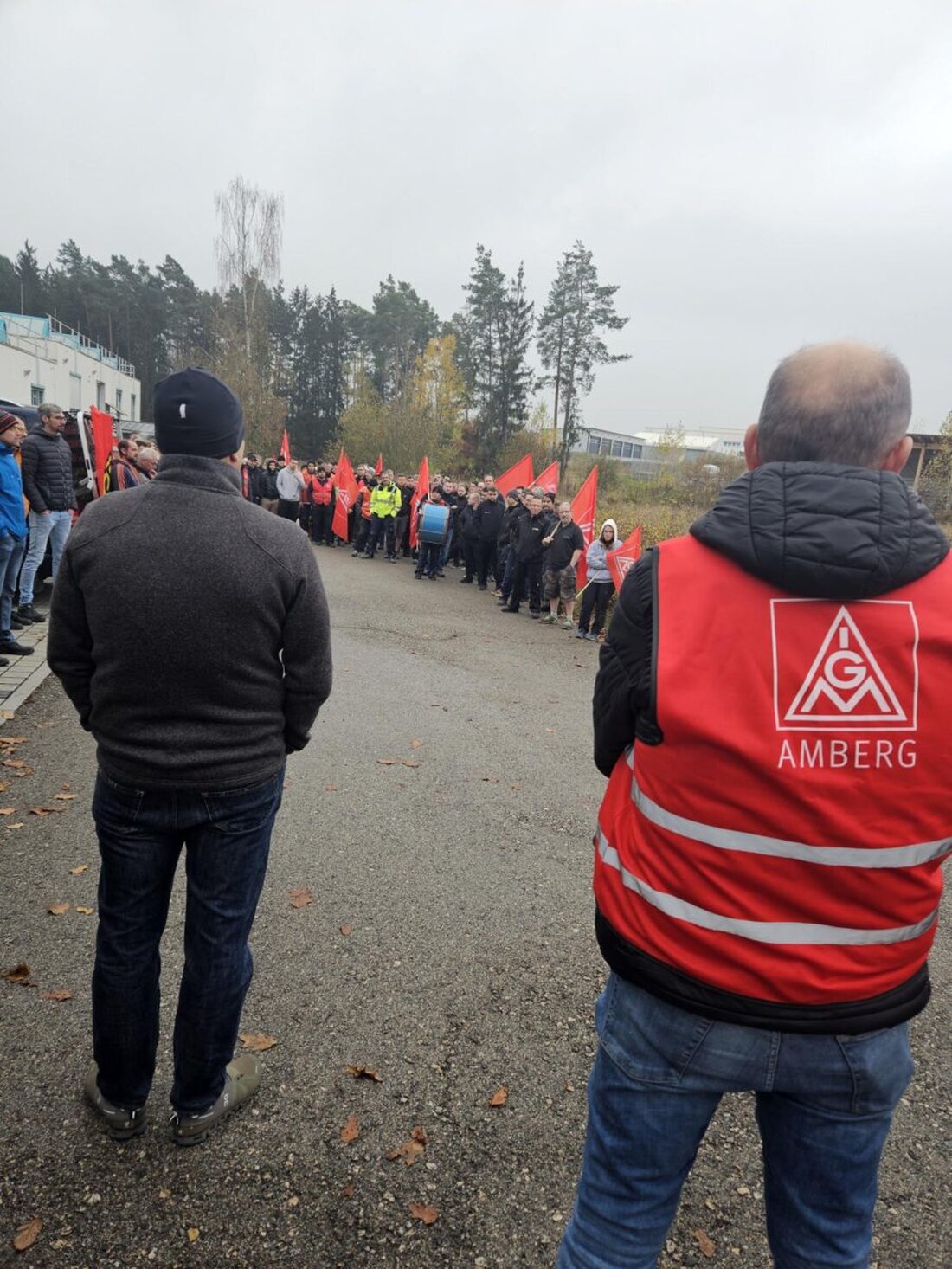 Amberg. Über 6.500 Personen nahmen bereits an Warnstreiks teil, fordern 7 Prozent mehr Lohn. Bei Scheitern der Verhandlungen am Montag folgen 24-Stunden-Tageswarnstreiks.