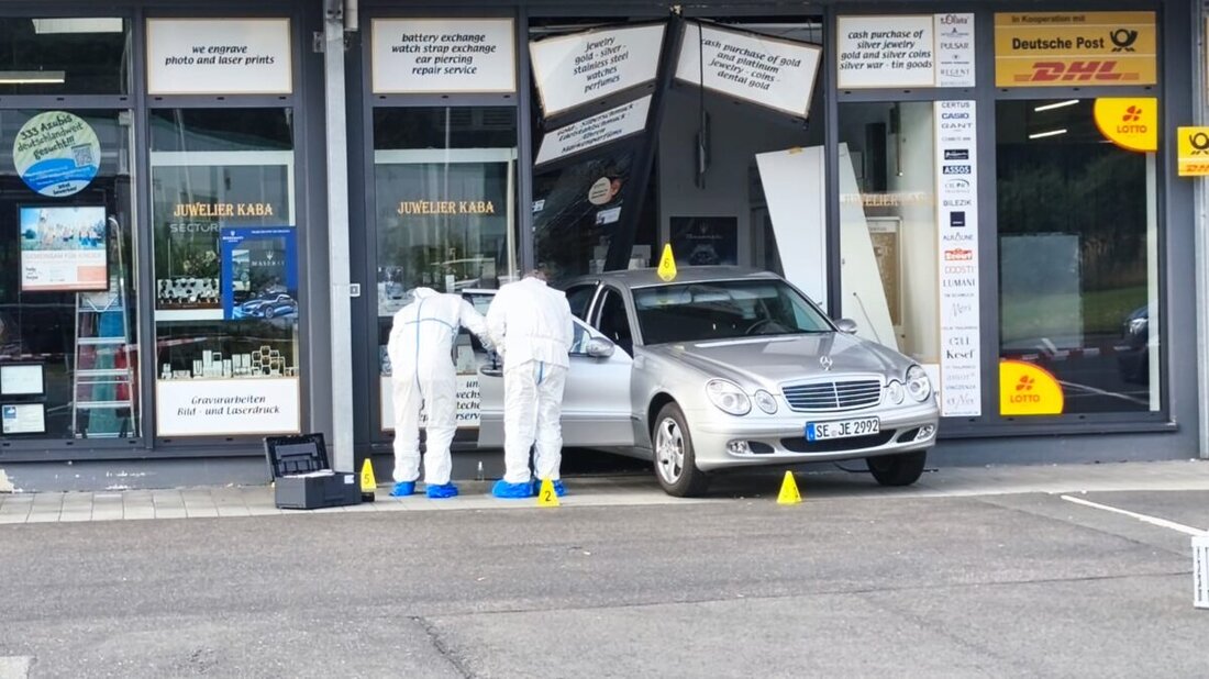 Pressath. Am Donnerstag haben Unbekannte einen Juwelier im Landkreis Neustadt/WN überfallen und sind mit einem Auto rückwärts durch das Schaufenster gefahren. Zur Beute ist noch nichts bekannt.